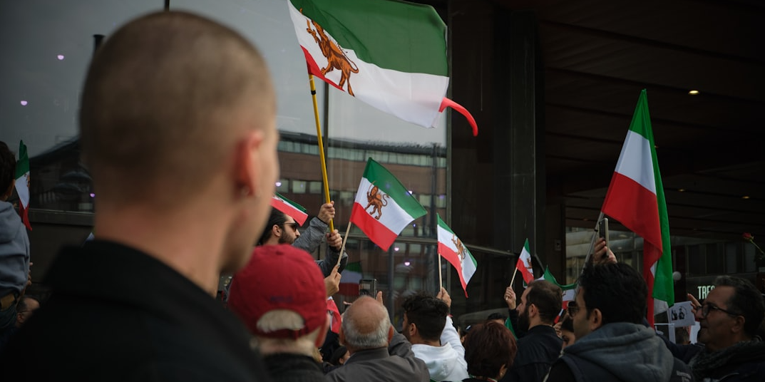 Rappresentazione visiva dell'articolo: Iran: dopo l'uccisione di Khamenei e la chiusura di Hormuz